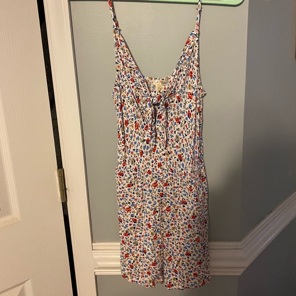 Francesca’s floral romper only worn once, size small. - Picture 1 of 3